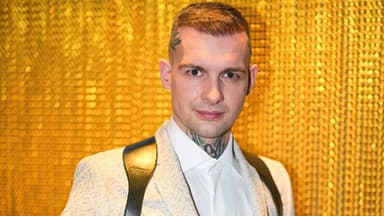 Eric Stehfest schaut auf einem Event ernst