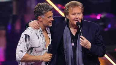 Howard Carpendale umarmt auf der Bühne Sohn Wayne Carpendale