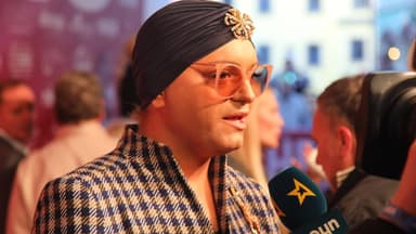 Julian F. M. Stoeckel schaut ernst, während er ein Interview gibt