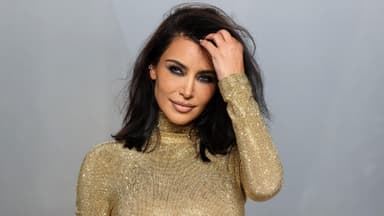 Kim Kardashian bei den Oscars fasst sich ins Haar