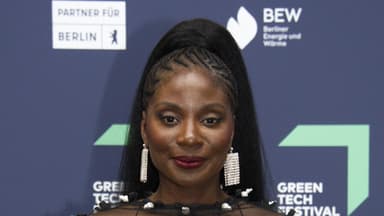 Nikeata Thompson steht vor einer dunklen Wand