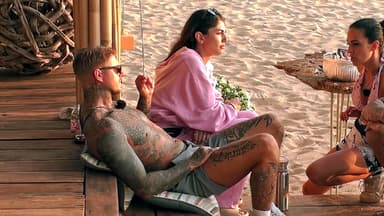 Paco Herb, Yeliz Koc, Elena Miras und Serkan Yavuz sitzen bei "Kampf der RealityAllstars" zusammen am Strand