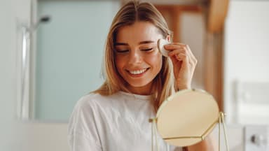 Frau mit Peeling Pads