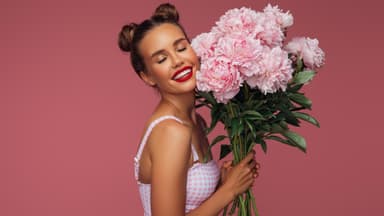 Frau mit großem Strauß Pfingstrosen