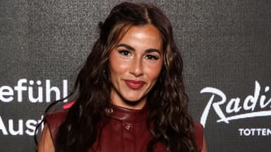 Sarah Engels vor dunkler Wand