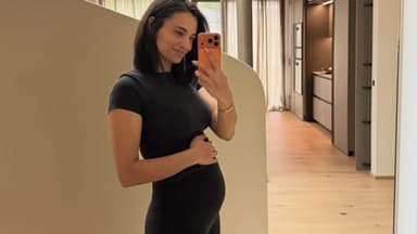Amira Aly macht ein Selfie mit Babybauch