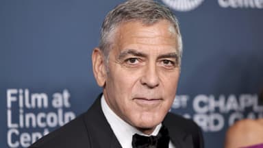 George Clooney lächelt