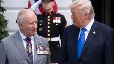 König Charles III. schaut US-Präsident Donald Trump skeptisch an