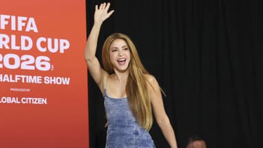 Shakira winkt freudig
