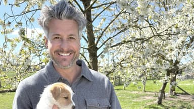 Tobias Pankow mit Hundewelpen