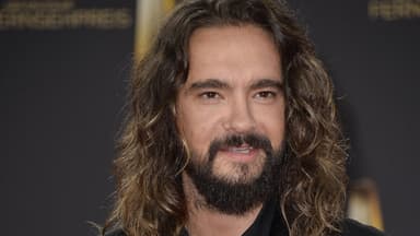 Tom Kaulitz lächelt