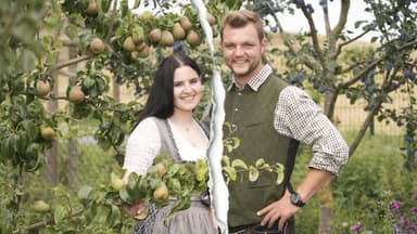 Michi und Valentina unter Obstbäumen