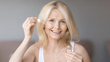 Frau trägt Serum auf