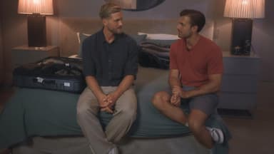 Sebastian Paul und Tim Reitz reden auf Bett