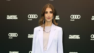 Cathy Hummels im Anzug