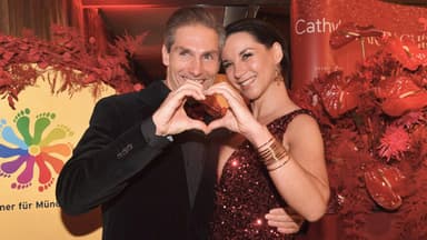Christian Polanc mit Laura bilden Herzchen