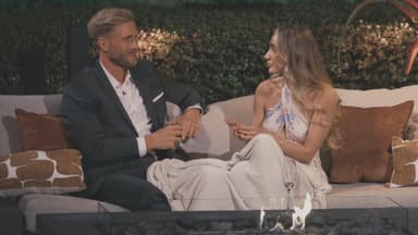 Sebastian Paul und Nadja am Feuer
