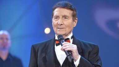 Freddy Quinn mit Mikrofon