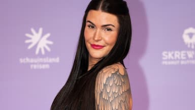 Gloria Schwesinger lächelt auf einem Event auf dem Red Carpet
