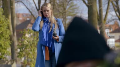 Jessica kommt bei GZSZ an Carlos' Grab und trifft auf dessen Mörderin
