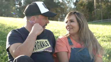 Andreas und Jasmin schauen sich an