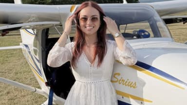 Laura Wagner am Kleinflugzeug