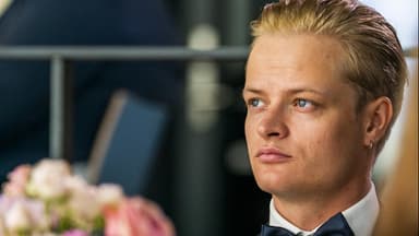 Marius Borg Hoiby schaut ernst zur Seite