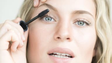 Frau trägt mascara auf