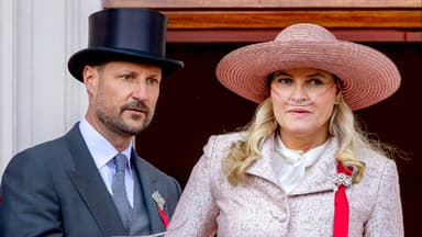 Prinz Haakon und Mette-Marit schauen ernst, während die Prinzessin ein Sauerstoffgerät trägt