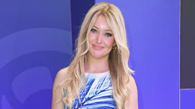 Patrice Aminati lächelt vor blauer wand