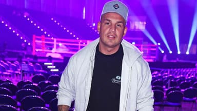 Pietro Lombardi schaut ernst und trägt eine Cap