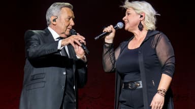 Roland Kaiser singt auf der Bühne zusammen mit Christiane Eiben
