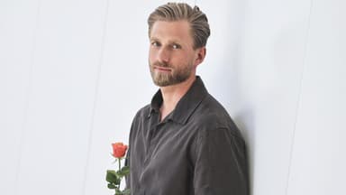 Sebastian Paul mit Rose