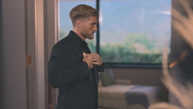 Sebastian Paul zieht Anzug an