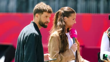 Thomas Müller und Laura Wontorra bei der WM 2026