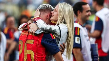 Laura Abla umarmt ihren Freund, Spaniens Fußballer Dani Olmo, nach dem WM-Finale