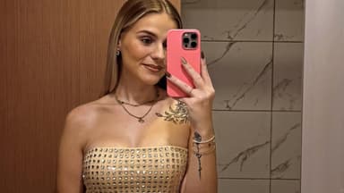 Estefania Wollny macht ein Selfie mit dem Handy