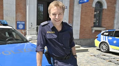 Max Müller als Michi Mohr am Polizeiauto