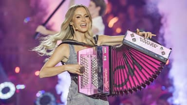 Melissa Naschenweng mit Akkordeon