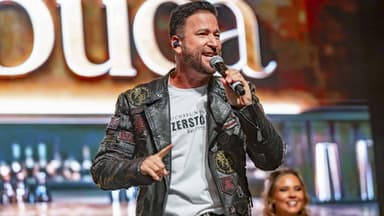 Michael Wendler singt auf der Bühne in ein Mikrofon 