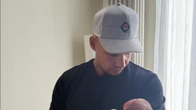 Pietro Lombardi mit Baby auf dem Arm