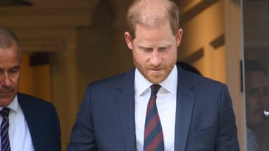 Prinz Harry schaut ernst nach unten