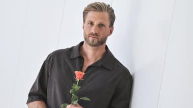 Sebastian Paul mit Rose