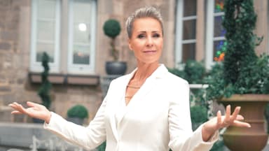 Sonja Zietlow weißer Anzug vor Verräter Schloss
