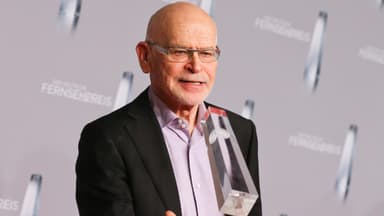 Günter Wallraff wirft den deutschen Fernsehpreis vor sich in die Luft.