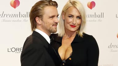 Florian Fischer und Sarah Connor vor einer weißen Wand