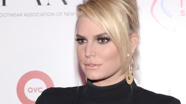 Jessica Simpson trägt schwarz.
