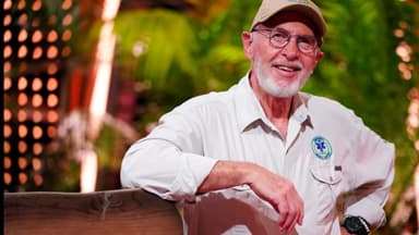 Dr. Bob stützt sich auf Holzbalken