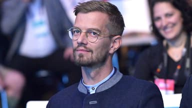 Joko Winterscheidt sieht aufmerksam aus