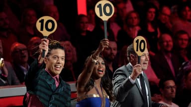 Die "Let's Dance"-Jury hält die Zehn-Punkte-Tafel nach oben